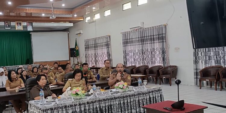 FOTO : DISKOMINFO SANTIK/MATA KALTENG - Wakil Bupati Gumas Efrensia LP Umbing dan Kepala Bappedalitbang Yantrio Aulia serta kepala perangkat daerah terkait ketika menghadiri penilaian tahap II verifikasi dan wawancara PPD tahun 2024, di aula kantor bappedalitbang setempat, Selasa, 13 Februari 2024.
