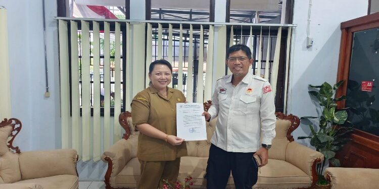 FOTO: MATAKALTENG - Direktur RSJ Kalawa Atei dr Seniriaty saat berkoordinasi dengan Komisioner KPU Kalteng Wawan Wiraatmaja.