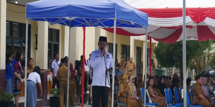 FOTO: MATAKALTENG - Komisioner KPU Kalteng, Harmain saat mengajak para pelajar untuk menggunakan hak pilih.