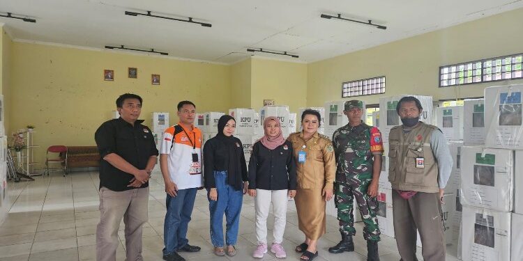 FOTO: RZL/MATAKALTENG - Lurah Langkai, Sriwanti, saat menerima kotak suara dari KPU Palangka Raya.