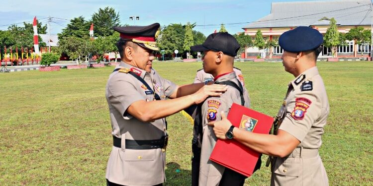 FOTO: MATAKALTENG - Kapolda Kalteng, Irjen Pol Djoko Poerwanto, pada saat memasangkan lambang peserta kepada siswa.