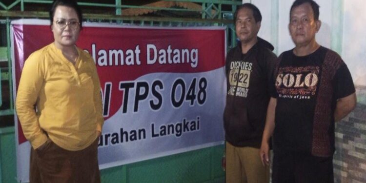 FOTO: RZL/MATAKALTENG - Lurah Langkai, Sri Wanti, pada saat meninjau kesiapan akhir TPS di wilayahnya.