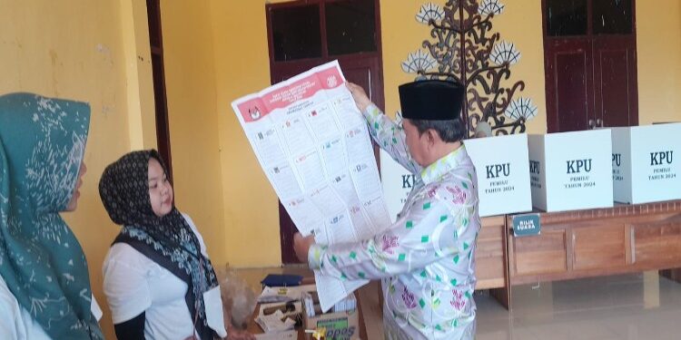 FOTO: AKH/MATAKALTENG - Pj Bupati Sukamara, Kaspinor, saat mengecek surat suara yang akan digunakannya.