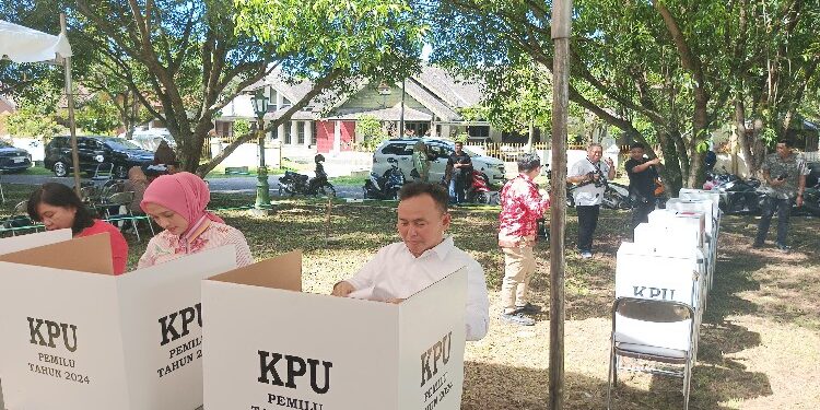 FOTO: MATAKALTENG - Gubernur dan Ketua TP PKK Kalteng Mencoblos Dekat Istana Isen Mulang dan Ajak Masyarakat Gunakan Hak Pilih.
