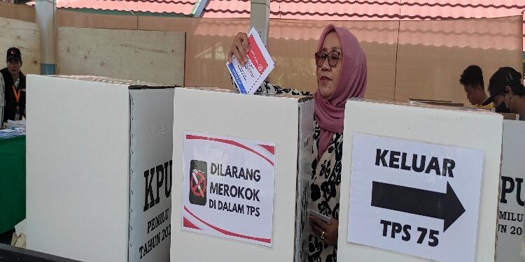 FOTO: MATAKALTENG - Ketua Komisi III DPRD Kalteng, Siti Nafsiah, saat menyalurkan hak pilihnya pada pemilihan umum di TPS 75.