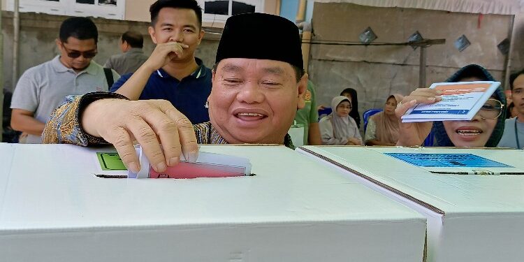 FOTO : DEVIANA/MATAKALTENG - Bupati Kotim Halikinnor saat melakukan pencoblosan, Rabu 14 Februari 2024.