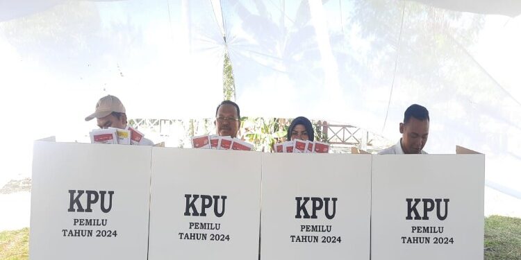 FOTO: MATAKALTENG - Sekda Kalteng Nuryakin saat menggunakan hak pilihnya bersama istri, dan anak kedua di TPS 109, Jl. G.Obos, Komplek Perumahan Pemda/DPRD.