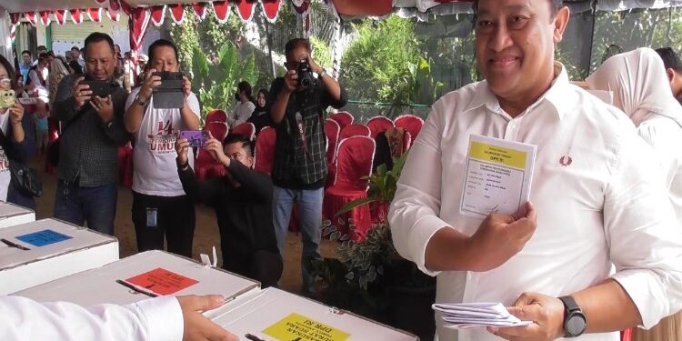 FOTO: MATAKALTENG - Wakil Gubernur Kalimantan Tengah, Edy Pratowo dan pj. Bupati Pulang Pisau, Nunu Andriani saat menyalurkan hak suaranya.