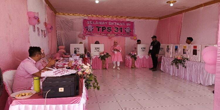 FOTO : DEVIANA/MATAKALTENG - TPS dengan konsep Hari Kasih Sayang, Rabu 14 Februari 2024.