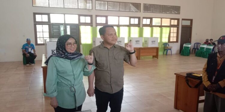 FOTO: IST/MATAKALTENG - Pj Bupati Barsel, Deddy Winarwan, menggunakan hak pilihnya pada Pemilu tahun 2024 di TPS 40 Kecamatan Dusun Selatan.