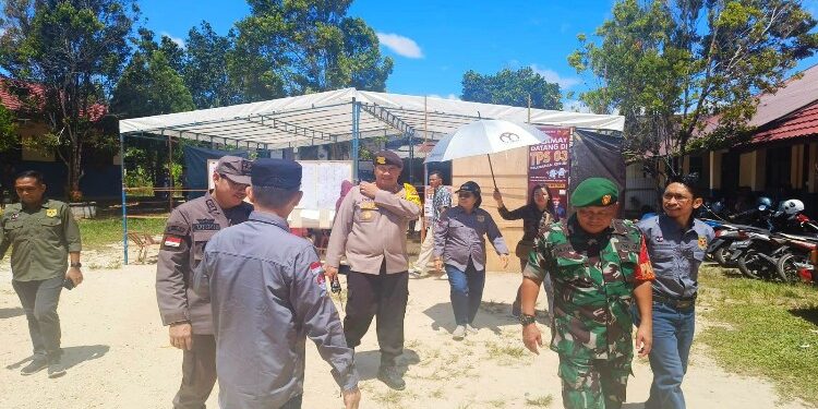 FOTO : HUMAS POLRES GUMAS/MATA KALTENG - Kapolres Gumas AKBP Theodorus Priyo Santosa bersama Bupati Jaya S Monong, Wakil Bupati Efrensia LP Umbing, Kajari Sahroni, Pabung Kodim 1016/Plk Letkol Inf Maksun Abadi, ketika melakukan peninjauan ke sejumlah TPS, Rabu, 14 Februari 2024.