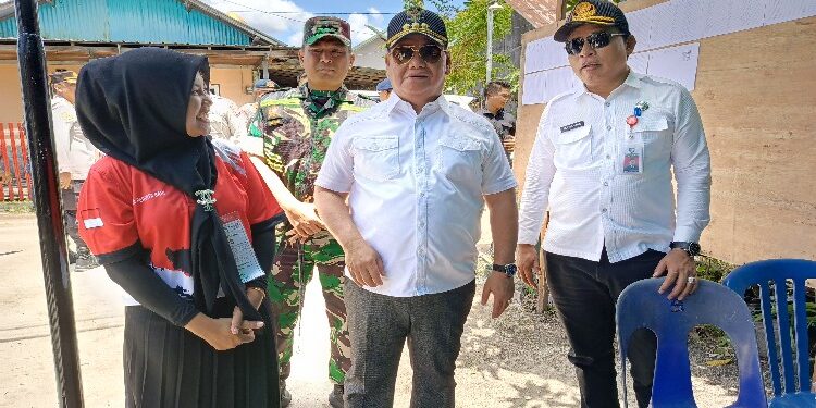 FOTO : DEVIANA/MATAKALTENG - Bupati Kotim Halikinnor didampingi Sekda Kotim Fajrurrahman saat memantau TPS 26 Ketapang, Rabu 14 Februari 2024.