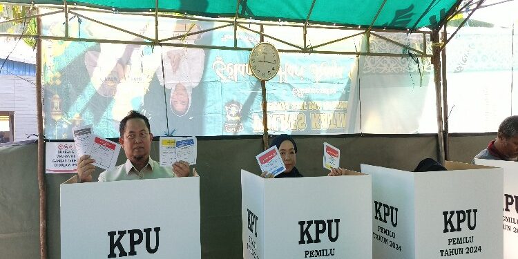 FOTO: MATAKALTENG - Pj Bupati Katingan, Saiful dan istrinya Sumiati, saat pencoblosan pemungutan suara di TPS 025 Kelurahan Kasongan Lama.