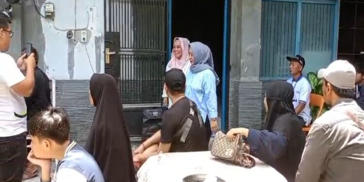 FOTO: MATAKALTENG - Wakil Ketua III DPRD Kalteng Faridawaty Darland Atjeh datang ke Tempat Pemungutan Suara (TPS) 47 Palangka Raya, guna memberikah hak pilihnya pada Pemilu Tahun 2024.