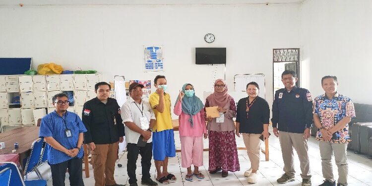 FOTO: MATAKALTENG - Pasien ODGJ RSJ Kalawa Atei gunakan hak pilih Pemilu di rumah sakit setempat.
