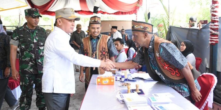 FOTO: MATAKALTENG - Gubernur Kalimantan Tengah, H. Sugianto Sabran saat melaksanakan pemantauan di salah satu TPS di Palangka Raya.