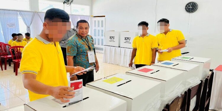 FOTO: MATAKALTENG - Salah seorang anak binaan LPKA Kelas II Palangka Raya saat melakukan pencoblosan.