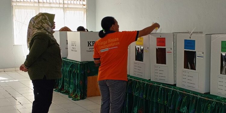 FOTO: RZL/MATAKALTENG - Salah seorang WBP di LPP Kelas IIA Palangka Raya, saat melakukan pencoblosan.