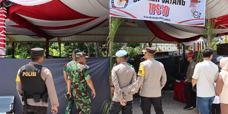 FOTO: RZL/MATAKALTENG - Kapolresta Palangka Raya, Kombes Pol Budi Santosa (pojok kanan), pada saat meninjau pelaksanaan pemungutan suara di TPS 50, Jalan RTA Milono.