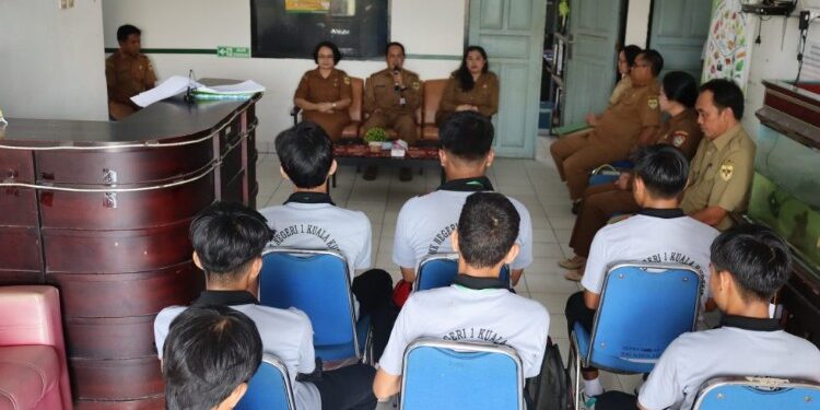 FOTO : DPKP GUMAS/MATA KALTENG - Suasana penyambutan peserta didik SMKN 1 Kurun di kantor DPKP setempat, yang akan melakukan PKL di BBI Kurun Seberang, belum lama ini.