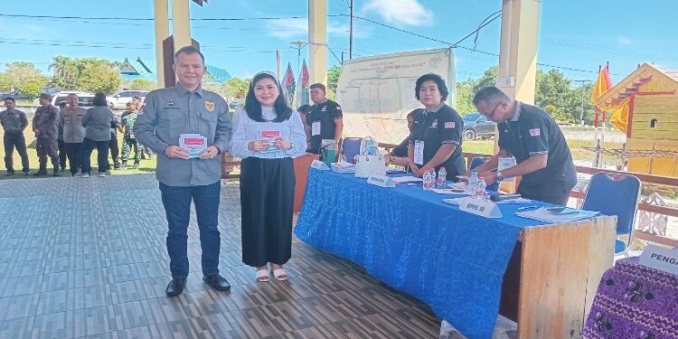 FOTO : DISKOMINFO SANTIK/MATA KALTENG - Bupati Gumas Jaya Samaya Monong bersama istri menunjukkan surat suara yang akan dicoblos, di TPS 13, Kelurahan Tampang Tumbang Anjir, Kecamatan Kurun, Rabu, 14 Februari 2024.
