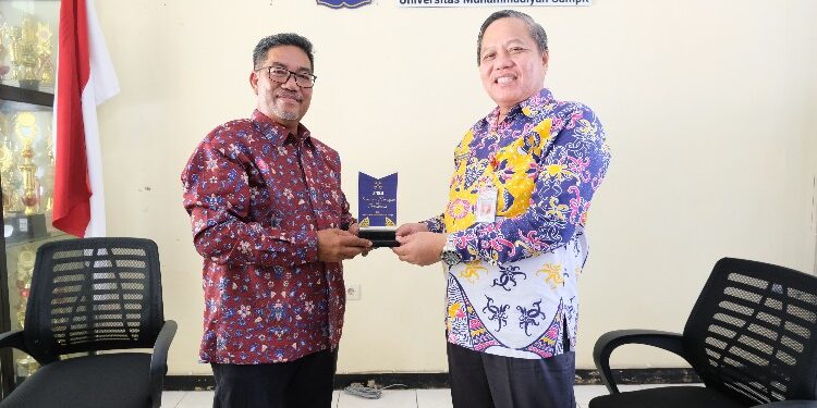 FOTO: DIAN/MATA KALTENG - Kepala Dinas Kesehatan Umar Kaderi (batik biru) bersama rektor UMSA saat menunjukkan kesepakatan kerjasama, 15 Februari 2024.