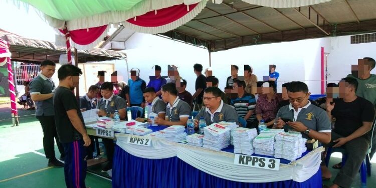FOTO: IST/MATA KALTENG - Kegiatan pemungutan suara WBP Lapas Sampit.