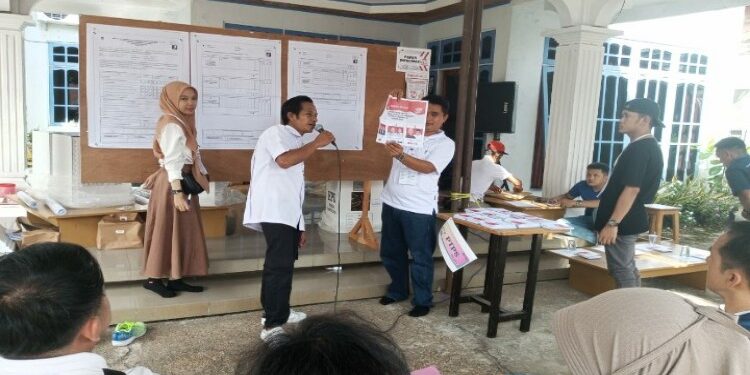 FOTO: MATAKALTENG - Ketua KPPS 19 Jaini (kiri) saat meminta penjelasan kepada Ketua Panwascam Dusel Agus Irawanto terkait daftar pemilih tambahan.