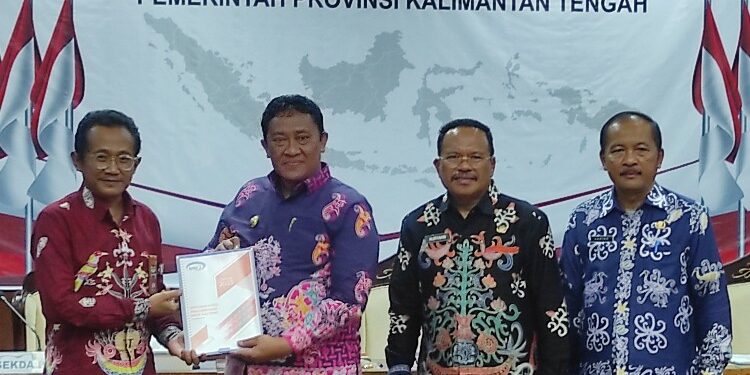 FOTO: MATAKALTENG - Wagub Edy Pratowo saat menerima hasil pengawasan BPKP Kalteng semester II tahun 2023.