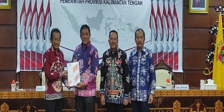FOTO: MATAKALTENG - Penyerahan hasil pengawasan BPKP Kalteng semester II tahun 2023.