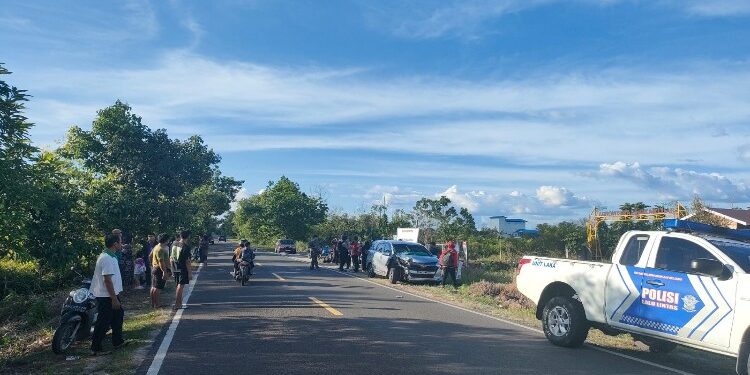 FOTO: MATAKALTENG - Personel Satlantas Polresta Palangka Raya, pada saat mendatangi lokasi kejadian.