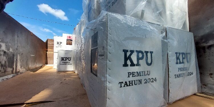 FOTO: RZL/MATAKALTENG - Kotak suara yang tiba di kantor Kelurahan Langkai, Kecamatan Pahandut, Kota Palangka Raya.