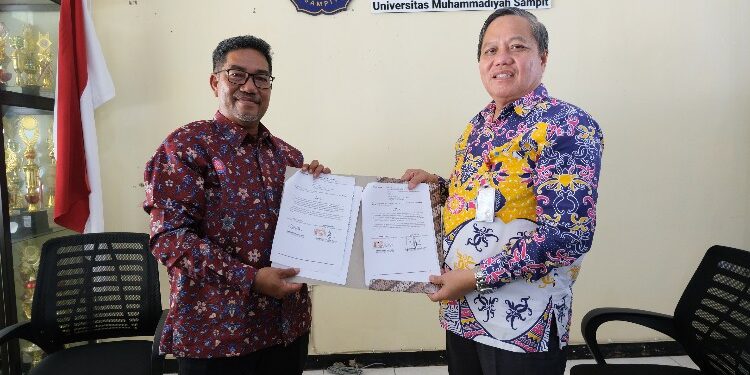 FOTO: DIAN/MATA KALTENG - Kepala Dinkes Kotim Umar Kaderi (kanan) saat menunjukkan surat tanda kerjasama sebagai upaya peningkatan SDM kesehatan di Kotim.