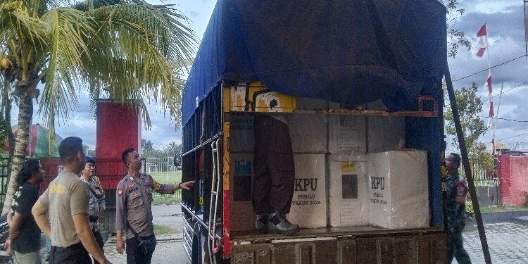 FOTO: AGUS/MATA KALTENG – Terlihat Personil Kepolisian Polsek Baamang dan Anggota Koramil Baamang serta Linmas sedang mengawal pengiriman kotak suara.