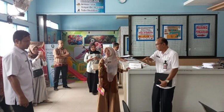 FOTO: IST/MATAKALTENG - Kepala Disdukcapil Kotim Agus Tripurna Tangkasiang saat menerima kunjungan dari Disdukcapil Seruyan, belum lama ini.