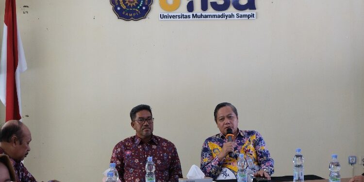 FOTO: DIAN/MATA KALTENG - Kepala Dinkes Kotim Umar Kaderi (batik biru) saat menjalin kerjasama dengan perguruan tinggi khususnya fakultas kesehatan di wilayah Kotim.