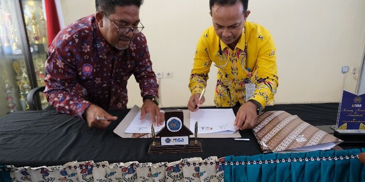 FOTO: DIAN/MATA KALTENG - Kepala Puskesmas Baamang I (batik kuning) salah satu puskesmas dengan akreditasi paripurna saat tanda tangan kerjasama dengan perguruan tinggi.