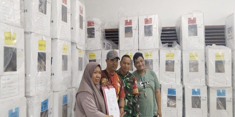FOTO: AGUS/MATA KALTENG – Penyerahan berkas KPPS Kelurahan Baamang Hulu ke PPK Baamang.