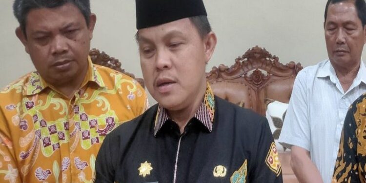 FOTO: IST/MATAKALTENG - Usai memimpin rakor bulanan, Penjabat Bupati Barsel, Deddy Winarwan, saat memberikan keterangan pers.