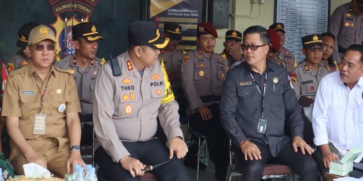 FOTO : DISKOMINFO SANTIK/MATA KALTENG - Sekda Gumas Richard (ujung kiri) ketika menghadiri suatu kegiatan di Polres setempat, belum lama ini.