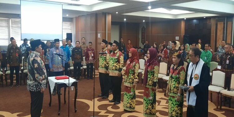 FOTO: MATAKALTENG - Wagub Kalteng Edy Pratowo melantik Anggota KI Kalteng periode 2024 -2027.