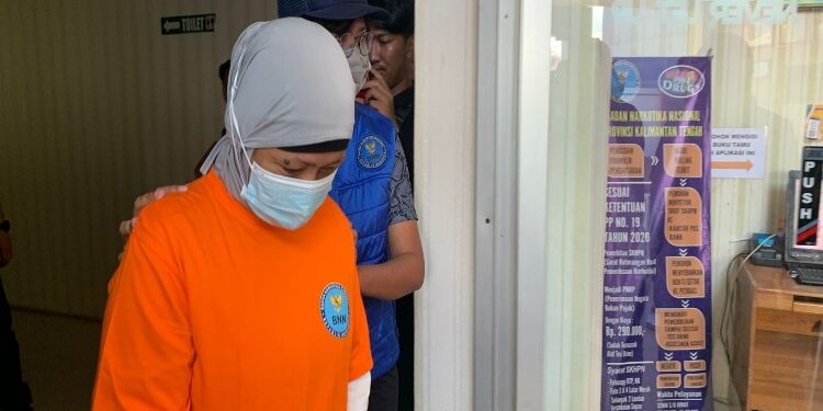 FOTO: RZL/MATAKALTENG - Terduga pelaku LM, saat dihadirkan pada press release BNNP Kalteng.