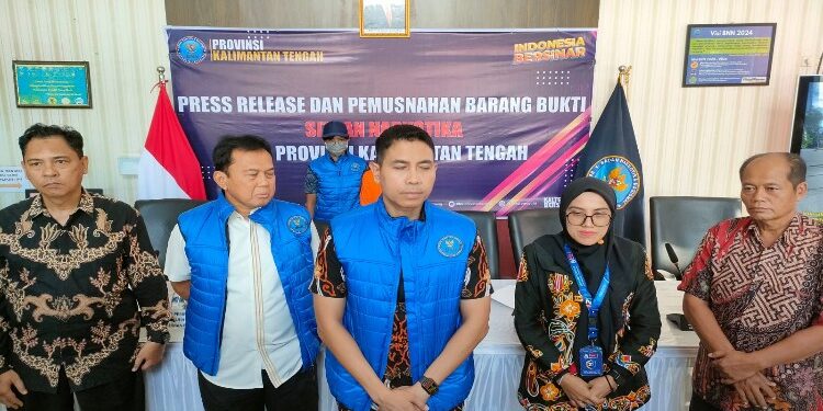 FOTO: RZL/MATAKALTENG - Kepala BNNP Kalteng, Brigjen Pol Joko Setiono (tengah).