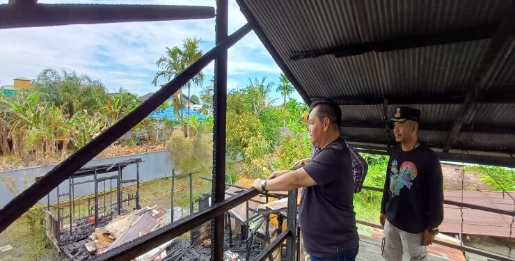 FOTO : DEVIANA/MATA KALTENG - Bupati Kotim Halikinnor didampingi Camat Baamang saat meninjau lokasi kebakaran, Sabtu 17 Februari 2024.