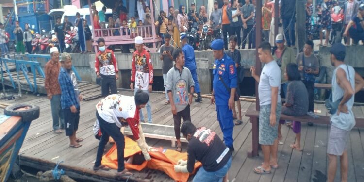 FOTO: IST/MATAKALTENG- Petugas saat mengevakuasi mayat yang ditemukan mengapung di Pelabuhan Mentaya, Sabtu 17 Februari 2024.