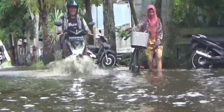 FOTO: DIAN/MATA KALTENG - Ruas Jalan Suprapto Selatan, Sampit diterjang banjir, Sabtu 17 Februari 2024.