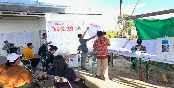 FOTO : DIAN/MATA KALTENG - Penghitungan suara Pemilu 2024 di salah satu TPS di Kabupaten Kotim.