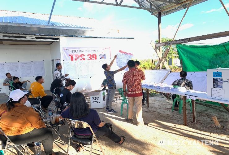 FOTO : DIAN/MATA KALTENG - Penghitungan suara Pemilu 2024 di salah satu TPS di Kabupaten Kotim.
