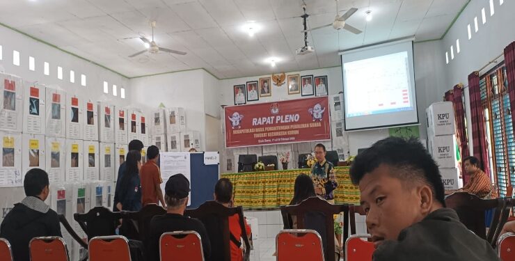 FOTO : DISKOMINFO SANTIK/MATA KALTENG - Bupati Gumas Jaya S Monong yang juga selaku Ayah Genre Provinsi Kalteng didampingi Ketua TP-PKK yang juga Bunda Genre Provinsi Kalteng Mimie Mariatie Jaya S Monong, berfoto bersama dengan pengurus Genre Indonesia Kabupaten Gumas periode 2023-2025, usai pelaksanaan pelantikan, Jumat, 16 Februari 2024.