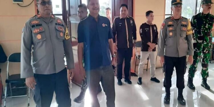 FOTO: PROKOM SERUYAN/MATA KALTENG - Pj Bupati Seuyan, Djainuddin Noor (dua dari kiri) saat melakukan monitoring terhadap pelaksanaan rapat pleno rekapitulasi perhitungan suara di tingkat kecamatan.